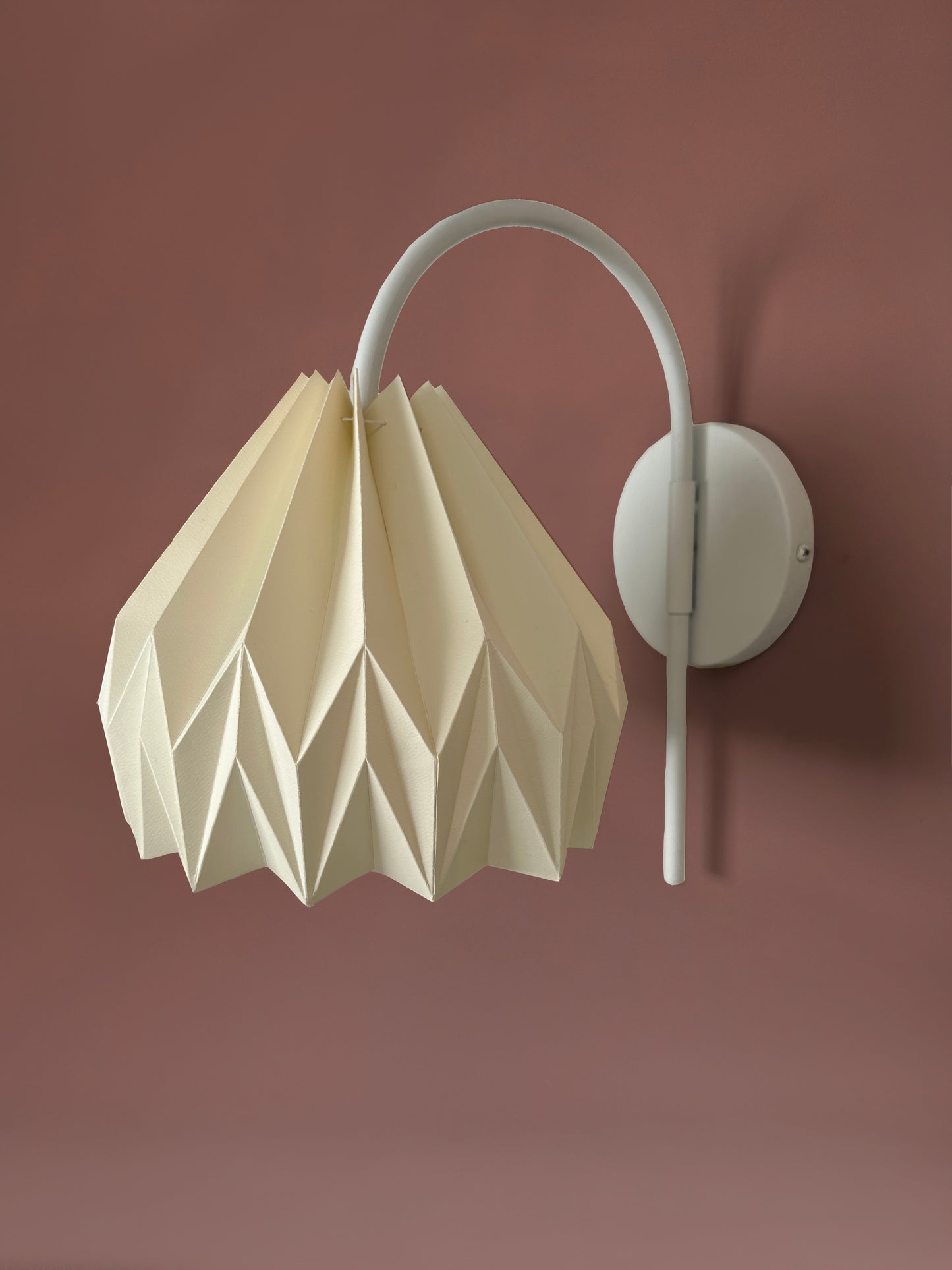 Lámparas de Plie Lights, aplique de pared con un diseño metálico. Iluminación para poner en la pared, perfecta para mesas de noche. La caperuza tiene un diseño geometrico de la referencia Gemini. El acabado del soporte de la lámpara es blanco. Hecho a mano en Colombia. Lámparas de Colombia.