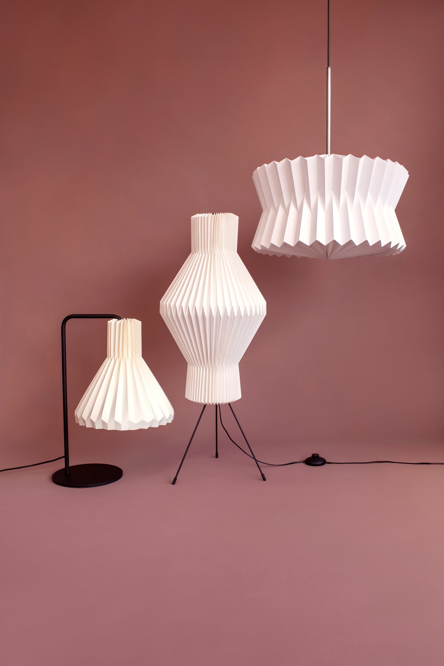 Tres lámparas fabricadas en papel. Una lámpara perfecta para la mesa de noche, otra para el piso y otra lámpara colgante.