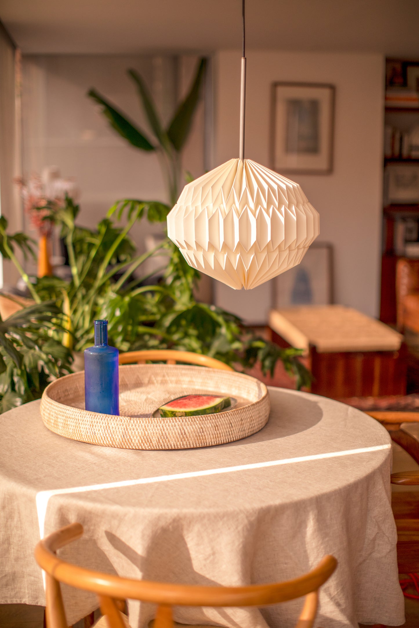 Lámpara colgante marca Plié, referencia Orión caperuza fabricada con papel plegado y base metálica con un diseño colombiano y figura geométrica muy interesante. Ideal para iluminar y darle calidez a los espacios.