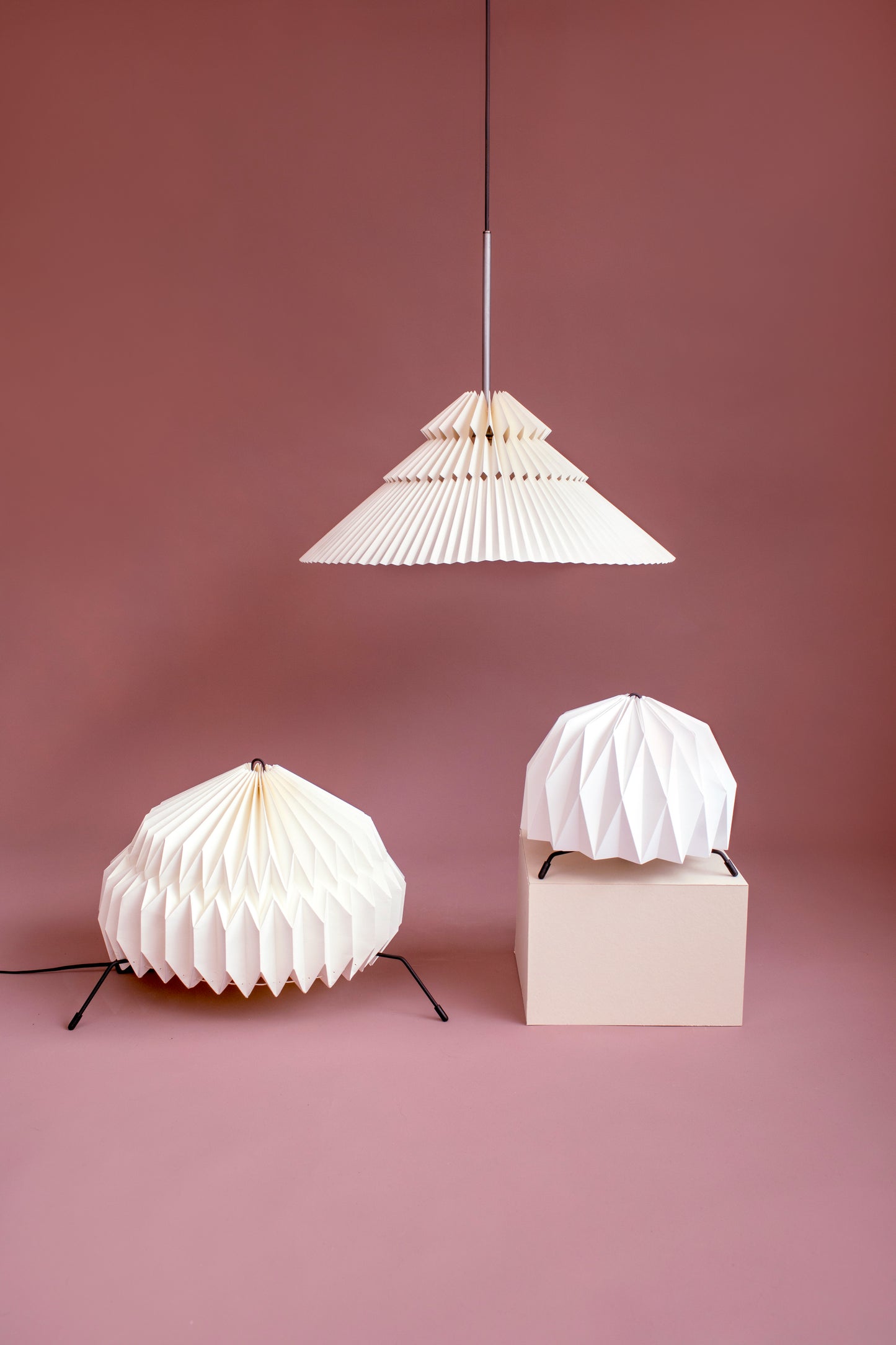 Tres tipos de lámparas Atria, Andrómeda y Fenix fabricada con base metálica y caperuza hecha en papel plegado. Perfecta para iluminar espacios y dar un brillo a los espacios. Una lámpara colgante, una lámpara de piso o mesa y una lámpara chiquita para mesa o espacios chiquitos. .