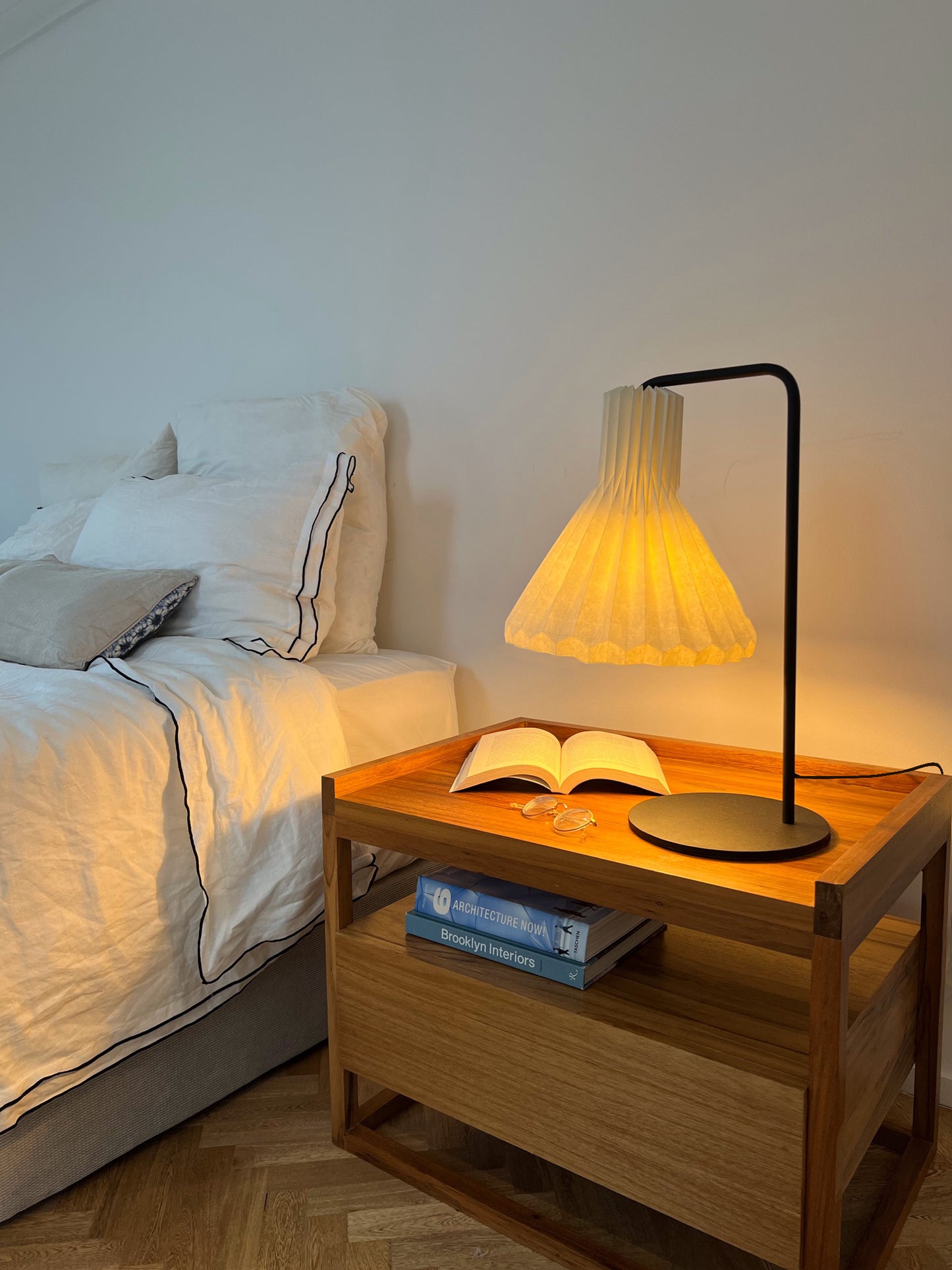 Lámpara de mesa de noche marca Plié, referencia Lyra. fabricada en papel. Perfecta para mesas de noche y para ambientar los espacios. Caperuzas de papel plegado y base metálica. Diseño colombiano, hecho a mano en Colombia.