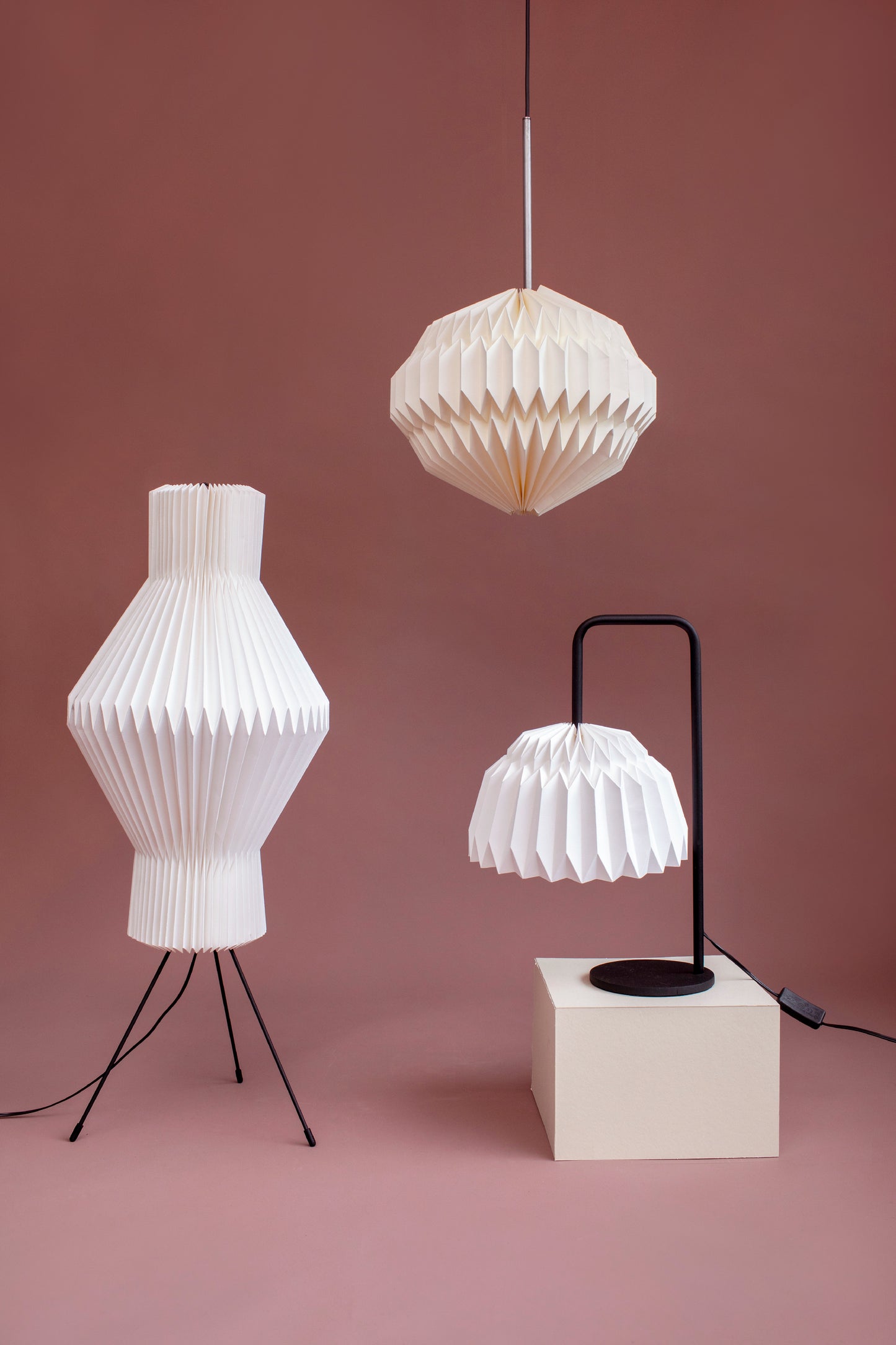 Tres lámparas fabricadas en papel. Una lámpara perfecta para la mesa de noche, otra para el piso y otra lámpara colgante.