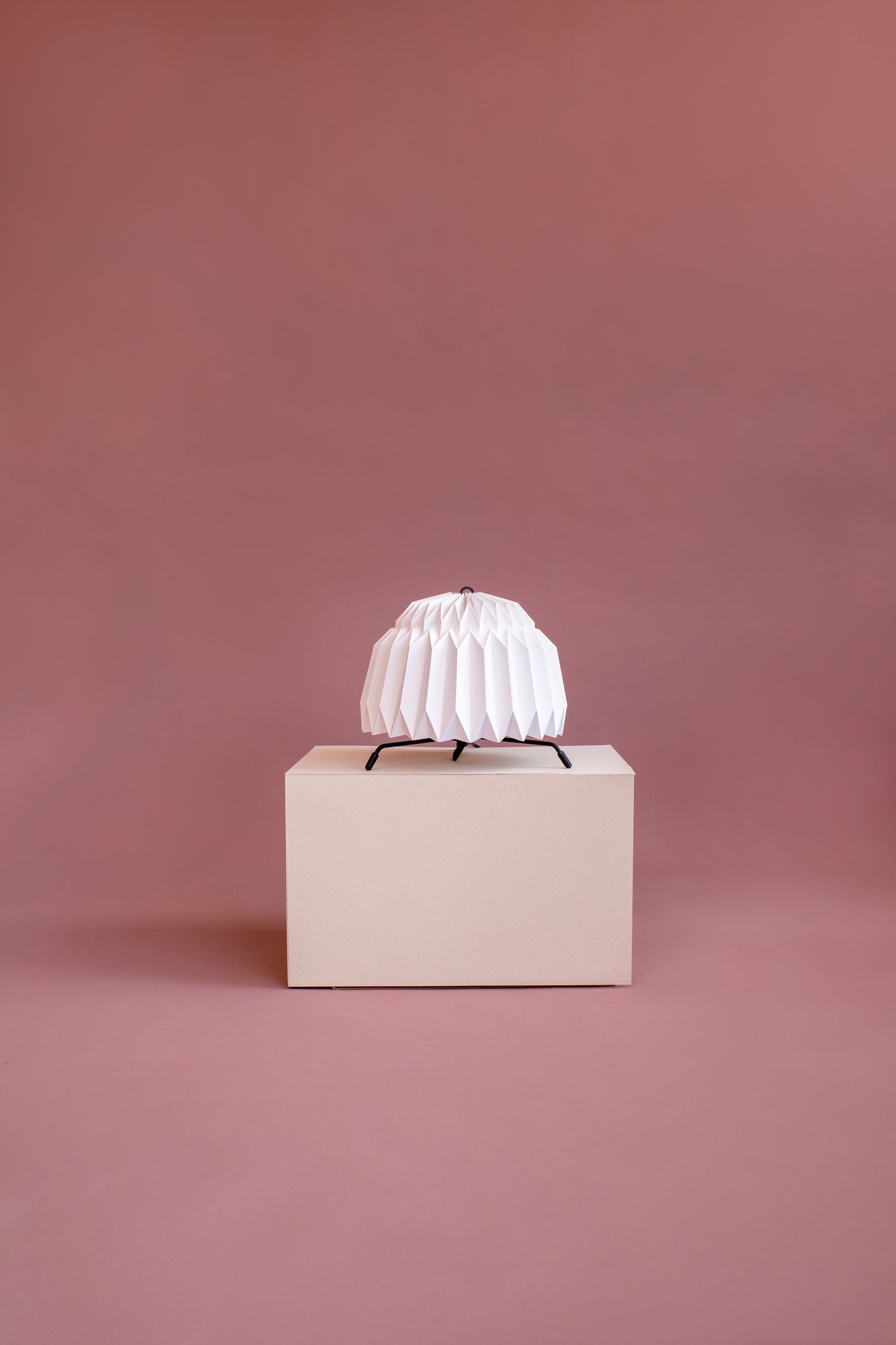 Lámparas de mesa marca Plié, referencias Leo. Fabricada con base metálica y caperuza hecha en papel plegado. Perfectas para iluminar espacios pequeños y dar un brillo a los espacios. Dos lámparas son pequeñas y la otra es tamaño mediano. Diseño colombiano. Hecha a mano en Colombia