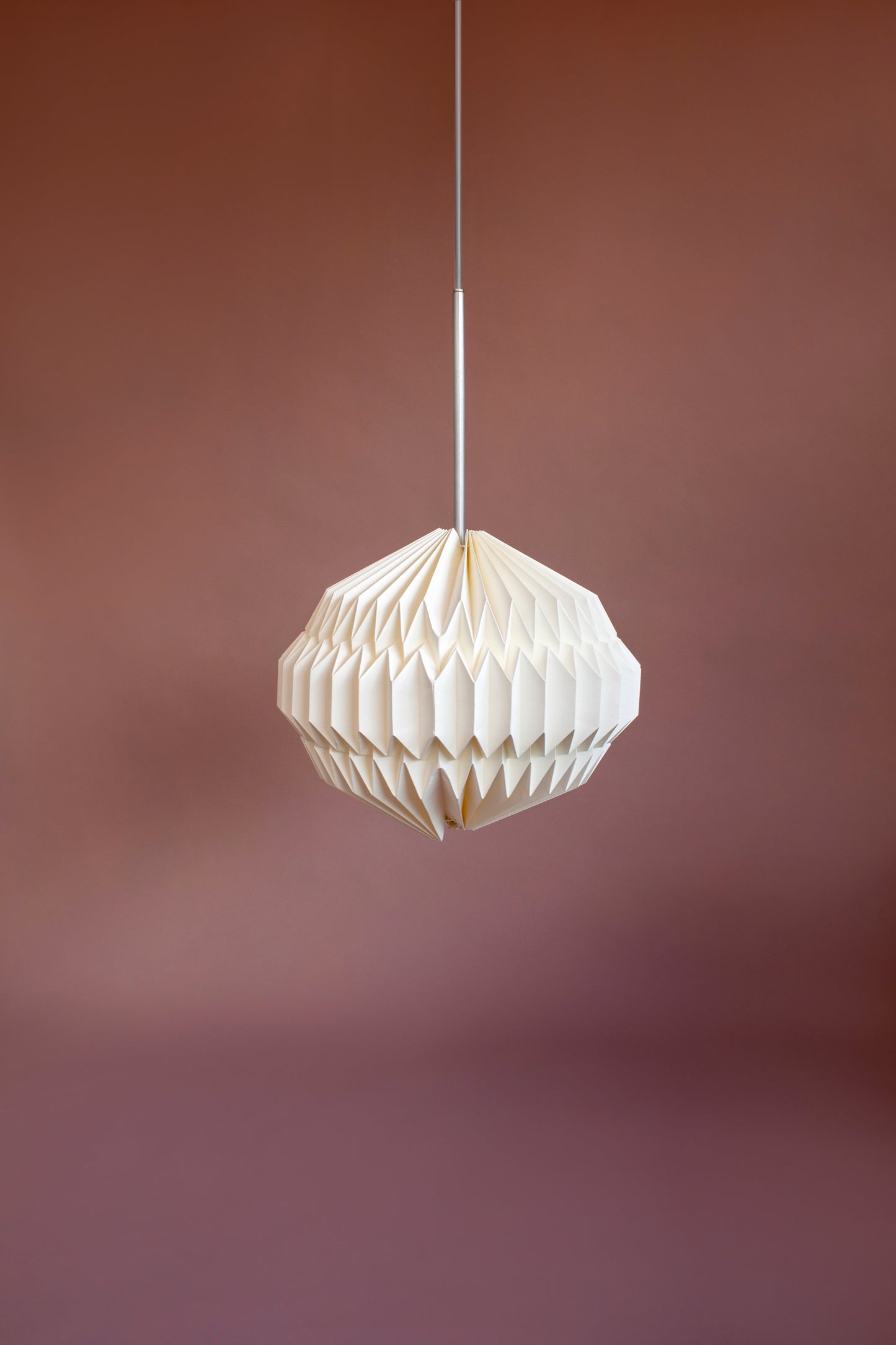 Lámpara colgante marca Plié, referencia Orión caperuzLámpara Plié Lights, elaborada en Colombia, con base metálica color blanco y cable transparente.