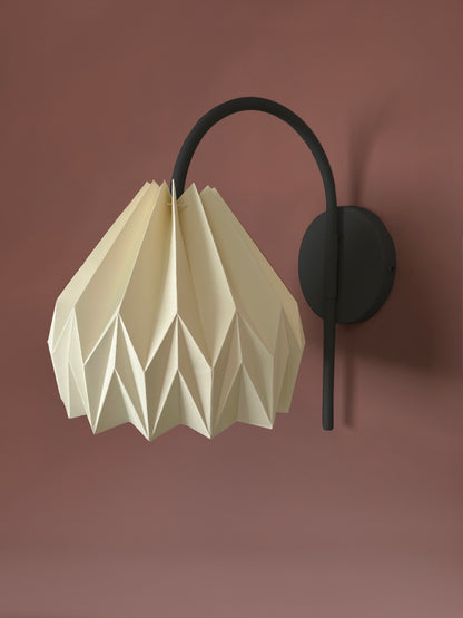Lámparas de Plie Lights, aplique de pared con un diseño metálico. Iluminación para poner en la pared, perfecta para mesas de noche. La caperuza tiene un diseño geometrico de la referencia Gemini. El acabado del soporte de la lámpara es negro. Hecho a mano en Colombia. Lámparas de Colombia. 
