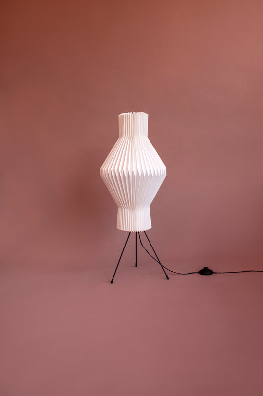 Lámpara de piso. fabricada en papel. Diseño Colombiano, iluminación para el hogar. 