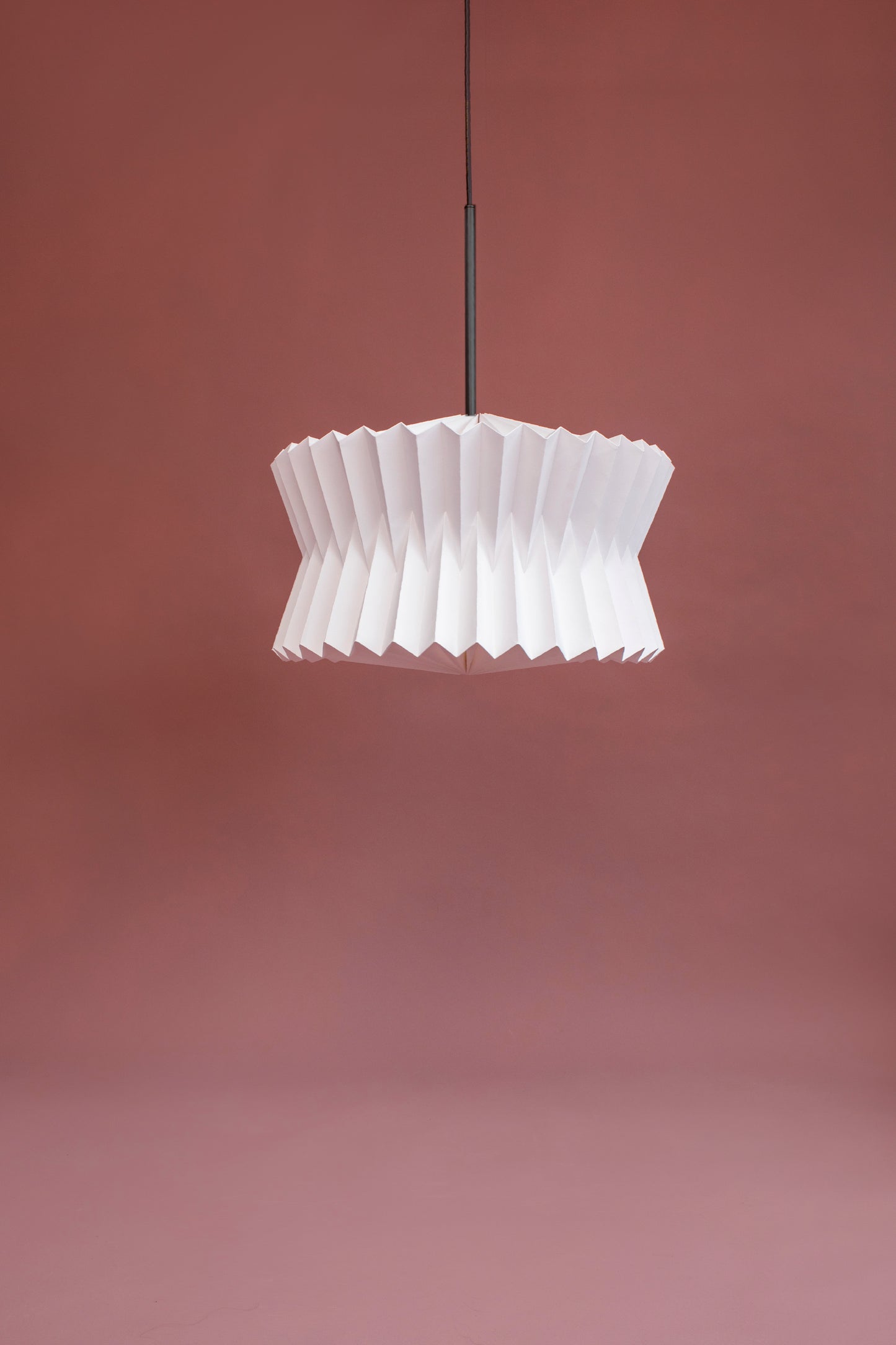 Lámpara colgante marca Plié referencia Altair. Caperuza liviana hecha de papel plegado. Ideal para iluminar espacios y darle diseño al hogar. Diseño Colombiano, hecho a mano.