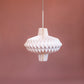 Lámpara Colgante marca Plié, referencia Antares fabricada con papel plegado. Base metálica blanca con cable transparente.