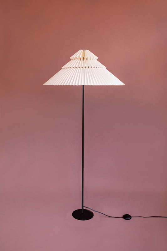 Lámpara de piso marca Plié referencia Andrómeda. Fabricada con base metálica y caperiza hecha en papel. Diseño colombiano hecho a mano.