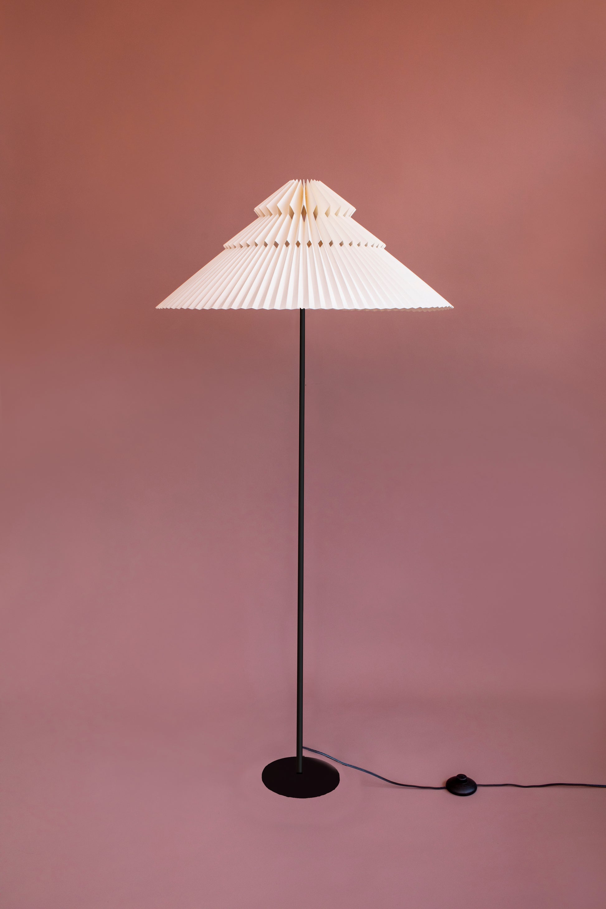 Lámpara de piso marca Plié referencia Andrómeda. Fabricada con base metálica y caperiza hecha en papel. Diseño colombiano hecho a mano.